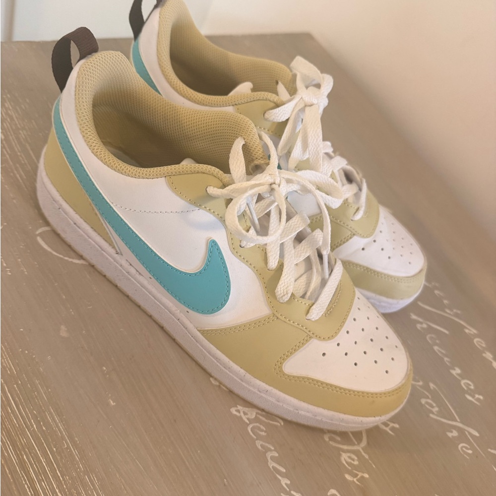 Nike sneakers youth6.5 fits women’s 8